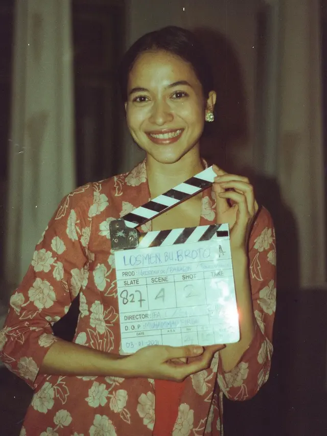 Putri Marino di lokasi syuting film Losmen Bu Broto. (Foto: Instagram @putrimarino)