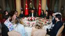 Suasana buka puasa bersama Presiden Turki Recep Tayyip Erdogan dengan Gelandang Arsenal  Mesut Ozil di Istana Dolmabahce, Istanbul (19/5). (Stringer/Turkish President's Press Office/AFP)