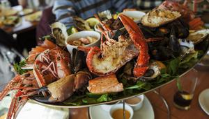 Ilustrasi sepiring seafood. (Credit: Pixabay/ShenXin)