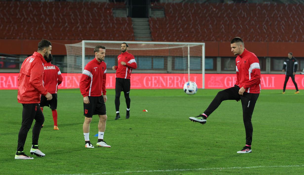 Para pemain Timnas Albania menjalani latihan ringan jelang laga uji coba melawan tuan rumah Timnas Austria, Minggu (27/3/2016) dini hari WIB. (Bola.com/Reza Khomaini)