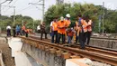 Sejumlah petugas KAI memeriksa rel kereta di dekat Stasiun Palmerah, Jakarta, Sabtu (13/10). Anjloknya kereta mengakibatkan antrean perjalanan KRL pada lintas Tanah Abang-Rangkasbitung dan sebaliknya. (Liputan6.com/Herman Zakharia)