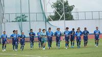 Skuat Persib Bandung menjalani sesi latihan perdana menyambut musim 2020 di Stadion Arcamanik, Jumat (10/1/2020). (Liputan6.com/Huyogo Simbolon)