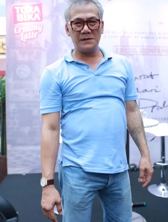 Dalam peran utamanya di film ‘Surat dari Praha’ ini, Tio Pakusadewo bahkan sampai disambangi kediamannya oleh sang sutradara secara langsung. Angga Dwimas Sasongko memang tak ingin aktor lain yang memerankannya. (Galih W. Satria/Bintang.com)