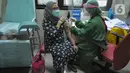 Petugas kesehatan menyuntikkan vaksin covid-19 Sinovac kepada ibu hamil di Puskesmas Jagakarsa II, Jakarta Selatan, Kamis (19/08/2021). Saat ini tercatat sebanyak 1.754 ibu hamil telah mendapatkan vaksinasi dosis pertama dalam mencegah penyebaran virus corona covid-19. (merdeka.com/Arie Basuki)