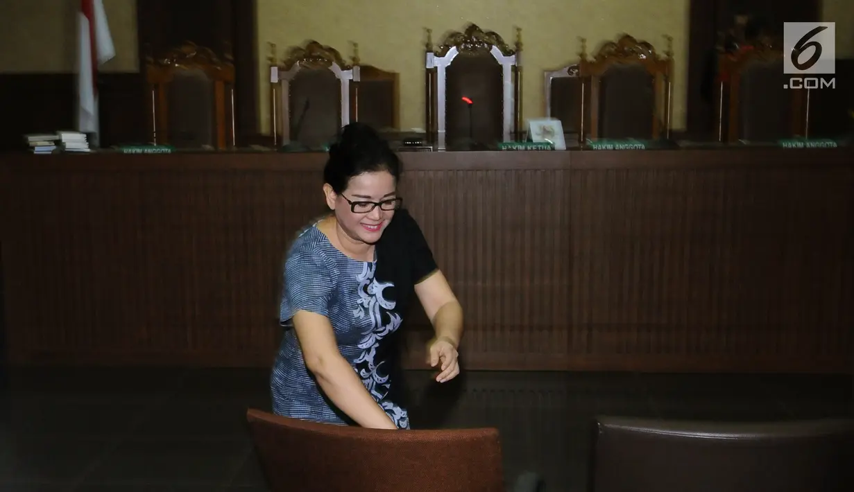 Terdakwa kasus pemberian keterangan palsu di sidang e-KTP, Miryam S Haryani usai menjalani sidang putusan di Pengadilan Tipikor Jakarta, Senin (13/11). Miryam divonis lima tahun penjara dan denda Rp 200 juta. (Liputan6.com/Helmi Fithriansyah)
