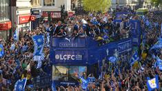 Tima Leicester City berkeliling kota Leicester City dengan trofi Liga Inggris saat disambut ribuan fans, (16/5/2016). (AFP/Glyn Kirk)
