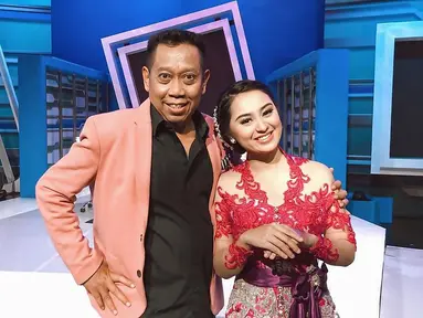Pemilik nama lengkap Citragama Prameswari merupakan salah satu penyanyi jebolan ajang pencarian bakat X Faktor Indonesia pada 2015 lalu. Hanya sampai 11 besar, ternyata tidak menyurutkan kariernya di dunia hiburan yang kini lebih dikenal sebagai seorang sinden. (Liputan6.com/IG/@memes_prameswari)
