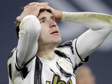 Pemain Juventus, Federico Chiesa, tampak kecewa usai disingkirkan Porto pada laga Liga Champions di Stadion  Allianz, Rabu (10/3/2021). Juventus tersingkir karena skor agregat 4-4. (AP/Luca Bruno)