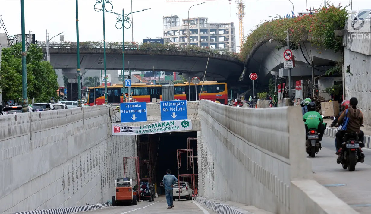 Pengendara melintas di sisi jalur masuk terowongan atau underpass Matraman, Jakarta, Jumat (6/4). Pemprov DKI Jakarta berencana melakukan uji coba lalu lintas di terowongan Matraman pada 10 April mendatang. (Liputan6.com/Helmi Fithriansyah)