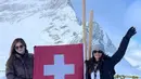 Cut Tari dan Ersa Mayori pin menghabiskan liburan akhir tahun di Swiss. Keduanya pun tampil dengan jaket musim dinginnya. [@ersamayori]