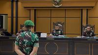 Komandan Kompi (Danki) A Yonif TP 834/WM Lettu Inf Ahmad Faisal, terdakwa kasus penganiayaan hingga menewaskan Prada Lucky Chepril Saputra Namo divonis 8 tahun penjara dikurangi masa tahanan sementara, disertai pidana tambahan berupa pemecatan dari dinas militer Cq. TNI Angkatan Darat (AD). (Foto: Antara)