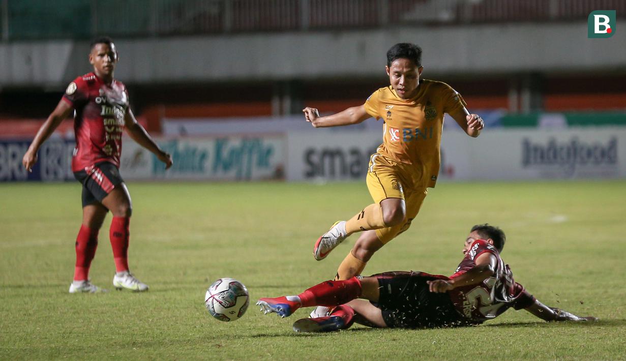 Evan Dimas. Gelandang berusia 26 tahun ini adalah pemain andalan Bhayangkara FC di BRI Liga 1. Meski belum mencetak satu pun gol maupun assist dalam 8 laga, perannya di lini tengah tak tergantikan. The Guardian pun dibawanya menjadi pemuncak klasemen hingga kini. (Bola.com/Bagaskara Lazuardi)