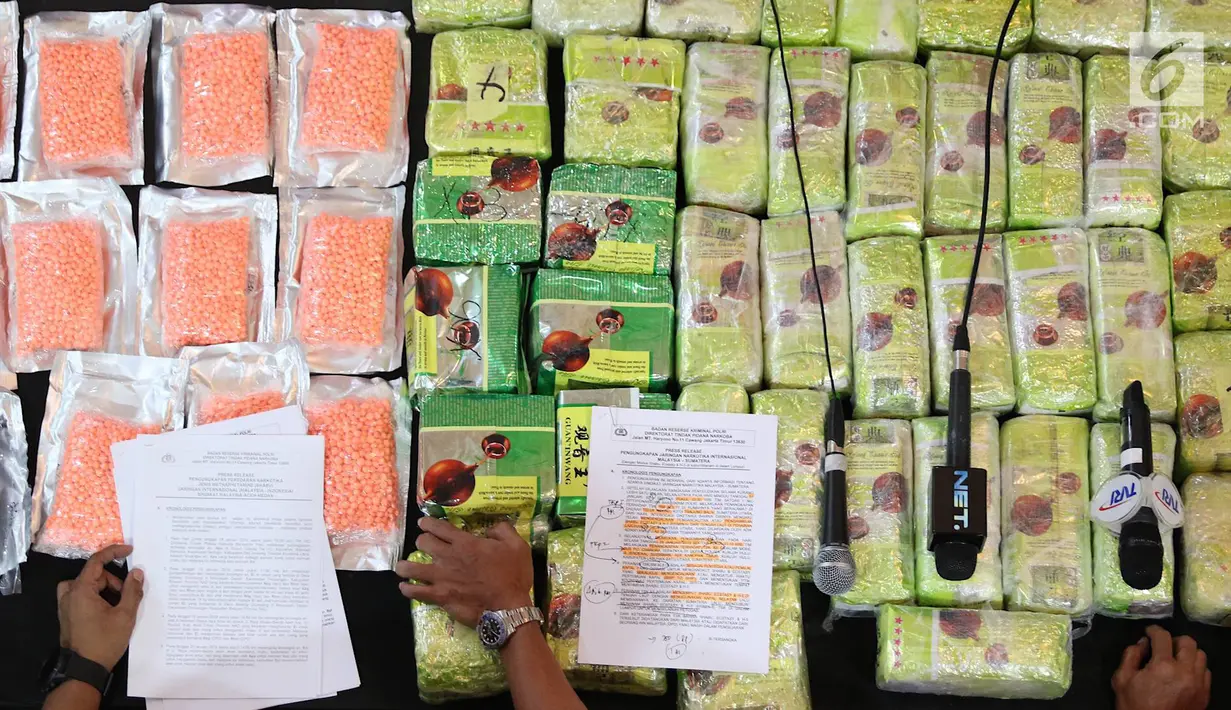 Barang bukti kasus narkotika jaringan Malaysia-Sumatera saat rilis di Jakarta, Senin (4/2). Polisi menyita 16 Kg sabu, 50 Kg kristal putih, 15 ribu butir pil ekstasi, sebungkus H-5, serta empat mobil. (Liputan6.com/Immanuel Antonius)