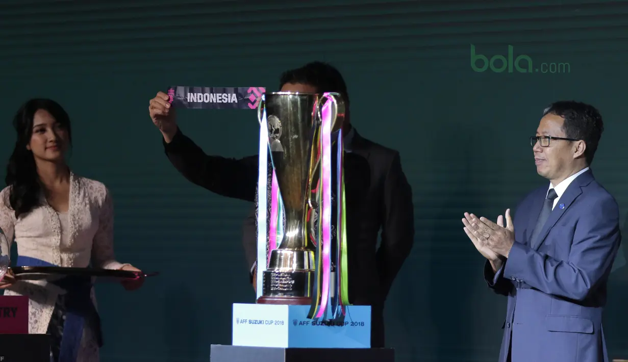 Plt. PSSI, Joko Driyono (kanan) saat mengikuti drawing Piala AFF Suzuki Cup 2018 di Hotel Mulia, Jakarta, Rabu (2/5/2018). Indonesia berada satu grup dengan Thailand, Singapura dan Filipina. (Bola.com/Nick Hanoatubun)