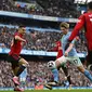 Gelandang Man City, Kevin de Bruyne, dikepung pemain Manchester United saat membawa bola dalam laga pekan ke-27 Liga Inggris 2023/2024 di Etihad Stadium, Minggu (3/3/2024) malam WIB. (Paul ELLIS / AFP)