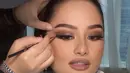 Sang MUA pun memoles wajah Amanda bergaya Hollywood Glam, dengan eyeshadow dan lipstik cokelat