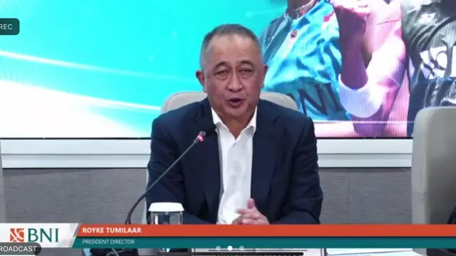 Direktur Utama PT Bank Negara Indonesia (Persero) Tbk (BBNI) Royke Tumilaar dalam konferensi pers Kinerja Kuartal I-2024, Senin (29/4/2024).(Tira/Liputan6.com)