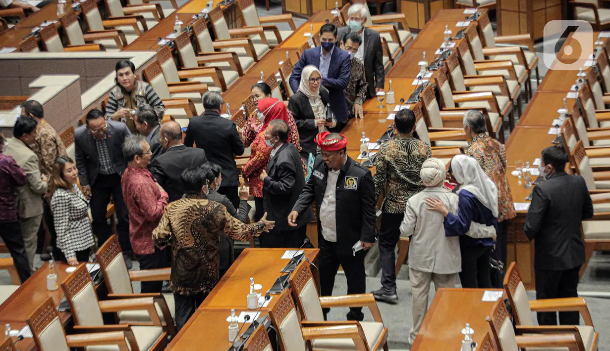 Suasana Rapat Paripurna ke-15 masa persidangan III tahun 2022-2023 dalam penyampaian laporan hasil uji kelayakan dan kepatutan Calon Anggota KPI periode 2022-2025 di Kompleks Parlemen, Senayan, Jakarta, Selasa (7/2/2023). Rapat Paripurna tersebut mengesahkan calon Anggota Komisi Penyiaran Indonesia (KPI) Periode 2022-2025. (Liputan6.com/Faizal Fanani)