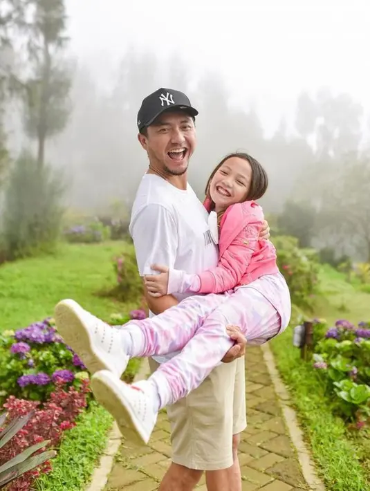 Paras ayu Embun sendiri adalah perpaduan ketampanan dari Omesh dan kecantikan dari Dian Ayu Lestari. (instagram.com/omeshomesh)
