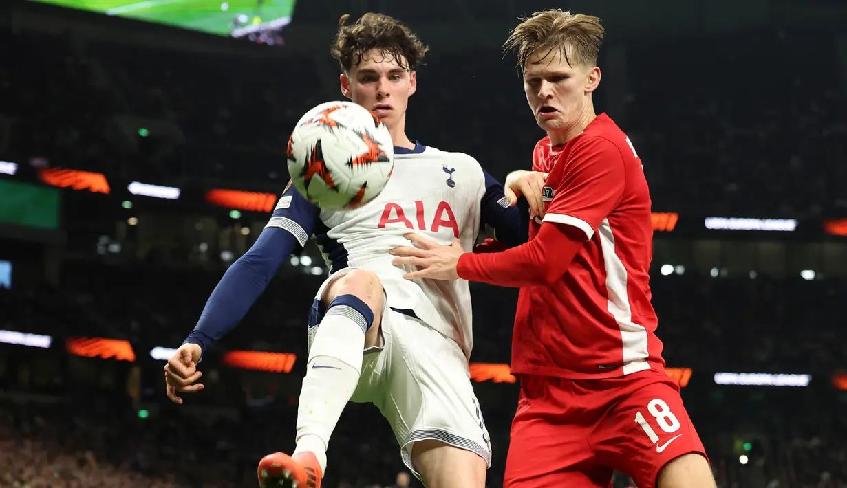 Hingga akhir babak pertama, Tottenham Hotspur gagal menembuas pertahanan solid AZ Alkmaar. (AP Photo/Ian Walton)