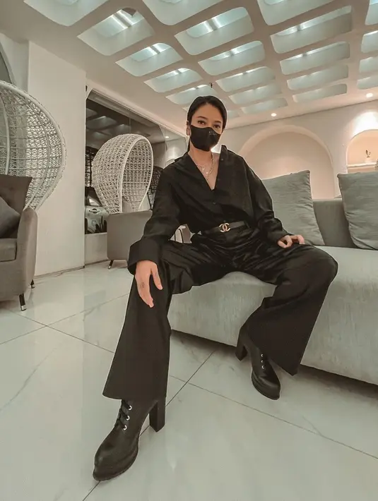 Paduan serba hitam semakin stunning dengan paduan boots yang penuh pernyataan. [Foto: Ncit/ Instagram]