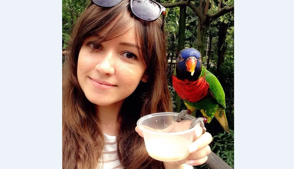 Sarah Noon merupakan perempuan berdarah Indonesia dan Inggris. (Bola.com/Instagram/Sarahnoon)
