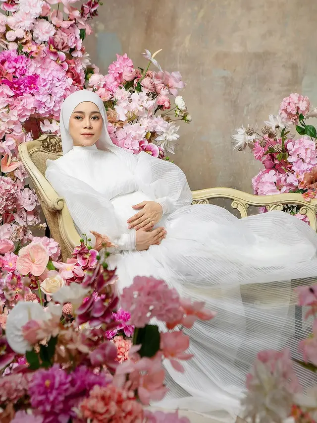 6 Potret Maternity Shoot Lesti Kejora dalam Dua Tema, Putih dan Cokelat yang Elegan