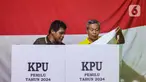 Warga melakukan pencoblosan surat suara pada pemilu 2024 susulan di wilayah Kelurahan Larangan Utara, Kecamatan Larangan, Kota Tangerang, Banten, Minggu (18/2/2024). (Liputan6.com/Angga Yuniar)