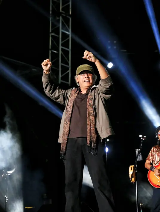 Tidak menunggu lama, lagu romantis langsung dipersembahkan pada fans Iwan Fals. Lagu berjudul 'Aku Bukan Pilihan' membuat para OI yang hadir larut nyanyi bersama. (Adrian Putra/Bintang.com)