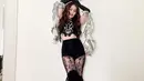 Dengan gaya glamor ala bintang Korea, Ayu Ting Ting tampil dengan dominasi warna hitam dan silver. Aksen lace menampah keunikan kostum panggungnya. [Foto: Instagram/ Ayutingting]