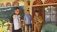 Guru kesenian di SMAN 1 Nan Sabaris berinisial JW (58) saat ditangkap polisi Polres Padang Pariaman. (Liputan6.com/ Novia Harlina)