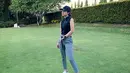 Michelle Ziudith tak lupa untuk berolahraga agar kondisi tubuhnya tetap bugar dan fit. Olahraga yang dipilih oleh Michelle yakni golf. Gaya perempuan berusia 27 tahun saat golf ini sangat kece. Tak lupa ia juga pakai topi agar tidak merasa kepanasan saat bermain golf. (Liputan6.com/IG/@michelleziu)