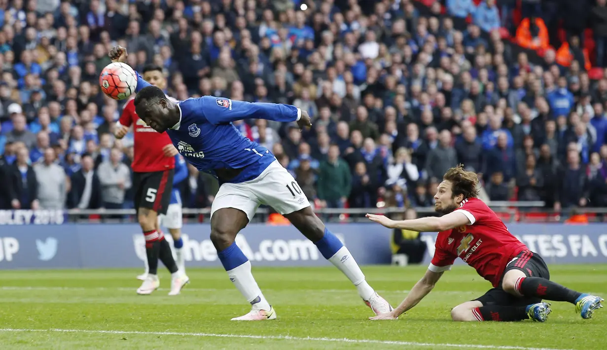 Pemain Everton, Romelu Lukaku, menyundul bola ke gawang Manchester United pada semifinal Piala FA di Stadion Wembley, London, Sabtu (23/4/2016). (Action Images via Reuters/Andrew Couldridge)