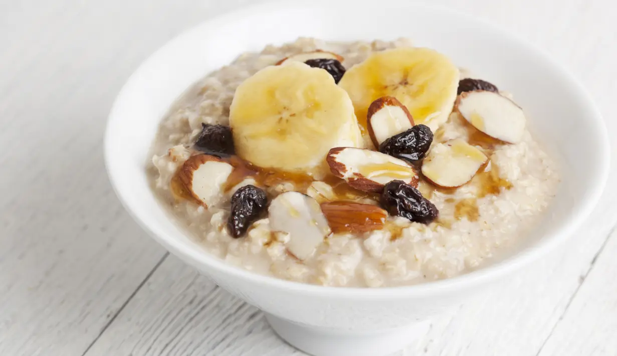 Selain baik bagi kesehatan jantung, mengonsumsi oatmeal hangat yang dicampur pisang serta madu dapat menjadi obat ampuh pengusir sakit tenggorokan. (huffingtonpost.com)