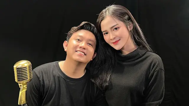 Resmi di Lamar, Ini 7 Potret Mesra Denny Caknan dan Bella Bonita