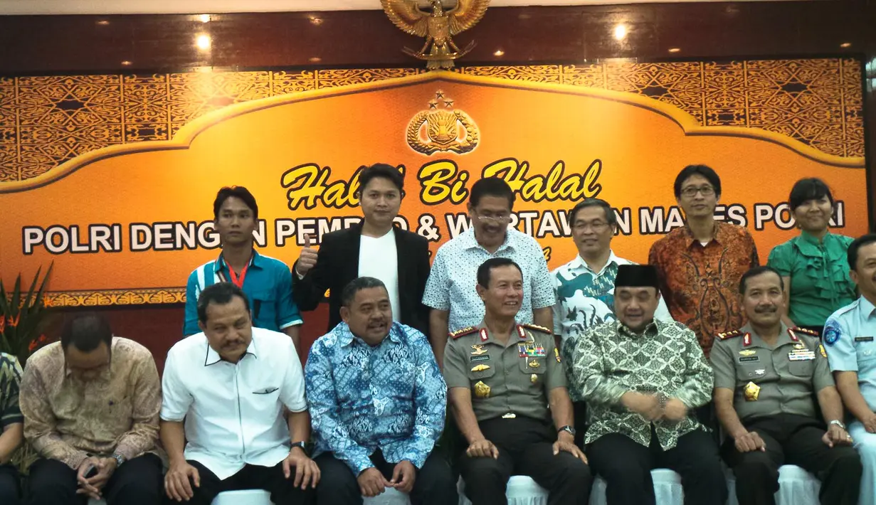 Kapolri Sutarman (duduk di tengah) berpose bersama dengan beberapa pimpinan media, Jakarta, Jumat (8/8/2014) (Liputan6.com/Faizal Fanani)