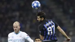 Gelandang Inter Milan, Antonio Candreva, duel udara dengan pemain PSV Eindhoven, Jorrit Hendrix, pada laga Liga Champions di Stadion San Siro, Italia, Selasa (11/12). Kedua tim bermain imbang 1-1. (AP/Luca Bruno)