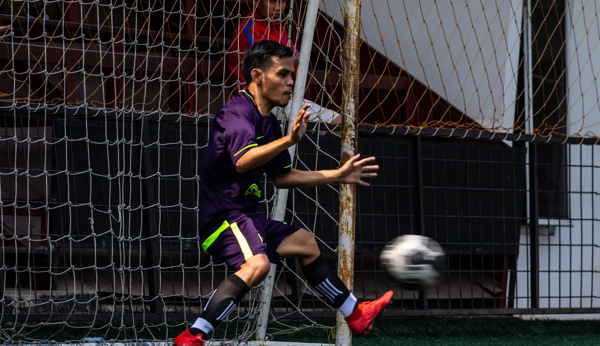 Kiper menangkap bola saat laga final Pertamax Liga Ayo Mini Football Tangerang di Lapangan Sabnani Park, Tangerang, Minggu (25/8). PSPG berhasil menang atas Persepon melalui adu penalti. (Dokumentasi)