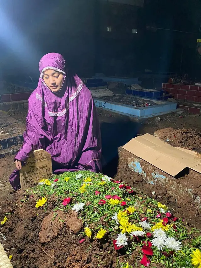 Penuh Haru, Ini 6 Potret Juwita Bahar Bersama Mendiang Ayah Hingga Liang Lahat