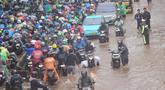 Antrean pengendara motor yang mencoba menerobos banjir di Jalan Daan Mogot, Jakarta, Jumat (23/1/02026). Hingga Jumat 23 Januari 2026 pagi, ruas Jalan Daan Mogot, Jakarta Barat, terendam banjir dengan ketinggian 30 hingga 50 cm. (merdeka.com/ Arie Basuki)