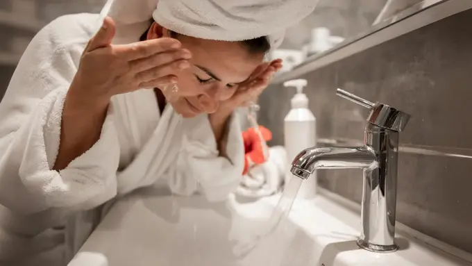 7 Kesalahan Double Cleansing yang Sering Terjadi dan Harus Dihindari! (Foto dok : Freepik/pvproductions)