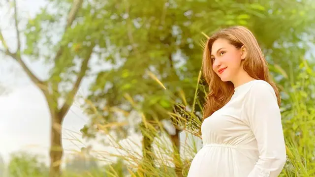 6 Potret Maternity Shoot Alessia Cestaro, Cantik Memesona di Padang Rumput