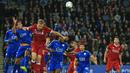 Bek Liverpool, Ragnar Klavan, duel udara dengan striker Leicester, Leonardo Ulloa, pada laga Piala Liga di Stadion King Power, Leicester, Selasa (19/9/2017). Leicester menang 2-0 atas Liverpool. (AFP/Lindsey Parnaby)