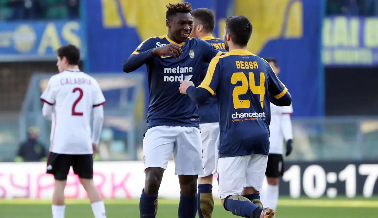 Pemain Verona, Moise Kean (kiri) merayakan gol bersama rekannya saat melawan AC Milan pada lanjutan Serie A Italia di Bentegodi stadium, Verona, (17/12/2017). MIlan kalah 0-3.  (Simone Venezia/ANSA via AP)