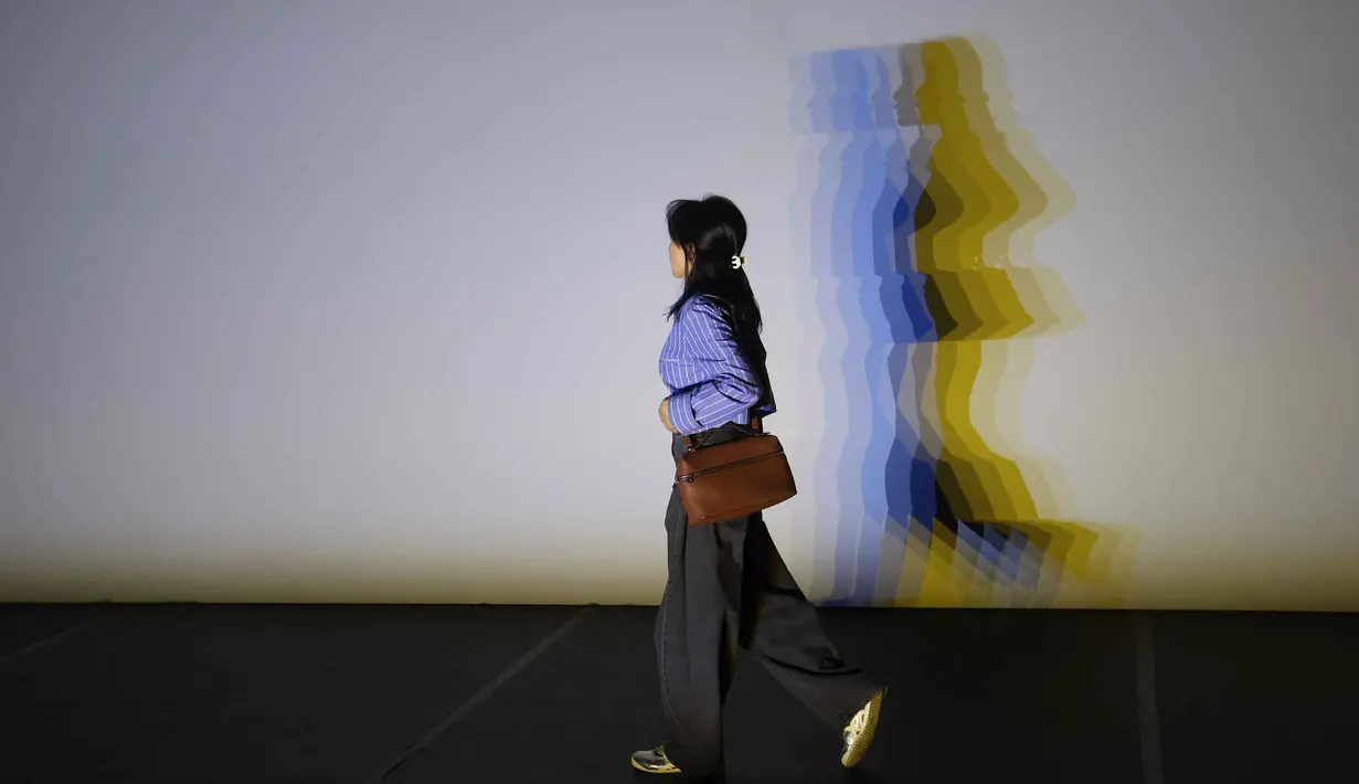 Bertajuk Your Curious Journey, pameran ini menampilkan lebih dari tiga dekade perjalanan artistik perupa Denmark-Islandia, Olafur Eliasson. Tampak dalam foto, pengunjung menikmati koleksi seni modern dan kontemporer karya Olafur Eliasson di Museum of Modern and Contemporary Art in Nusantara (MACAN), Jakarta, Minggu 12 April 2026. (Kapanlagi.com/Budy Santoso)