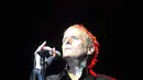 Penyanyi Michael Bolton menyapa penggemarnya dan mengajaknya kembali bernostalgia kembali ke era 80 hingga 90-an dalam konser bertajuk An Evening With Grammy Winner, di Jakarta, Selasa (2/6/2015).(Liputan6.com/Panji Diksana)