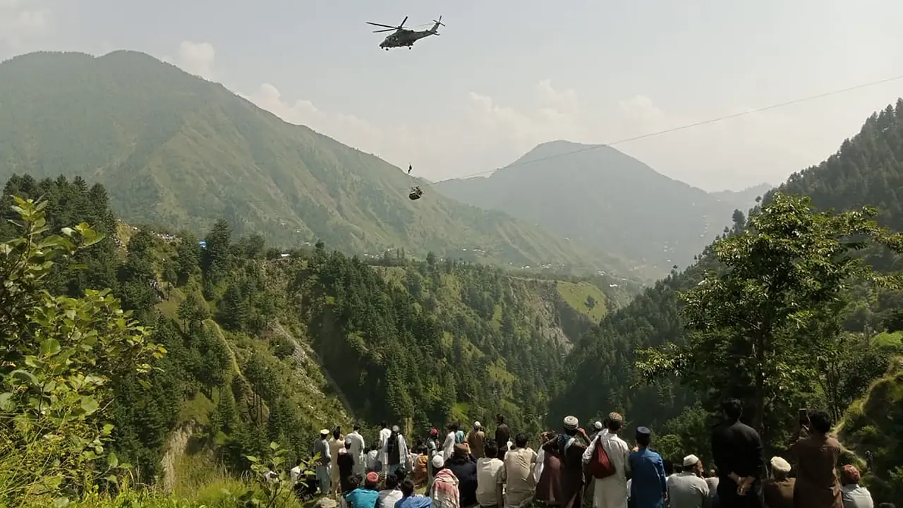 Penyelamatan 8 penumpang Kereta Gantung di Pakistan