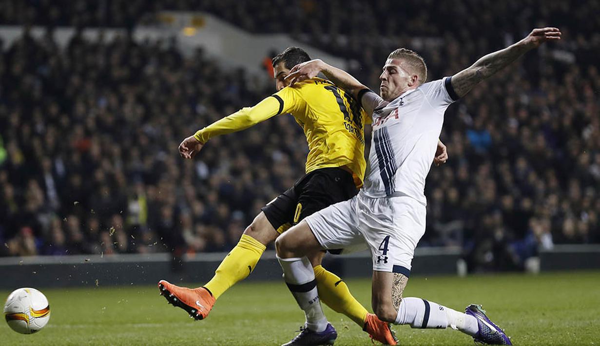 Bek Tottenham, Toby Alderweireld, berupaya menahan laju gelandang Dortmund, Henrikh Mkhitaryan, pada laga leg kedua babak 16 besar Liga Europa di Stadion White Hart Lane, Inggris, Jumat (18/3/2016). (Reuters/Eddie Keogh)