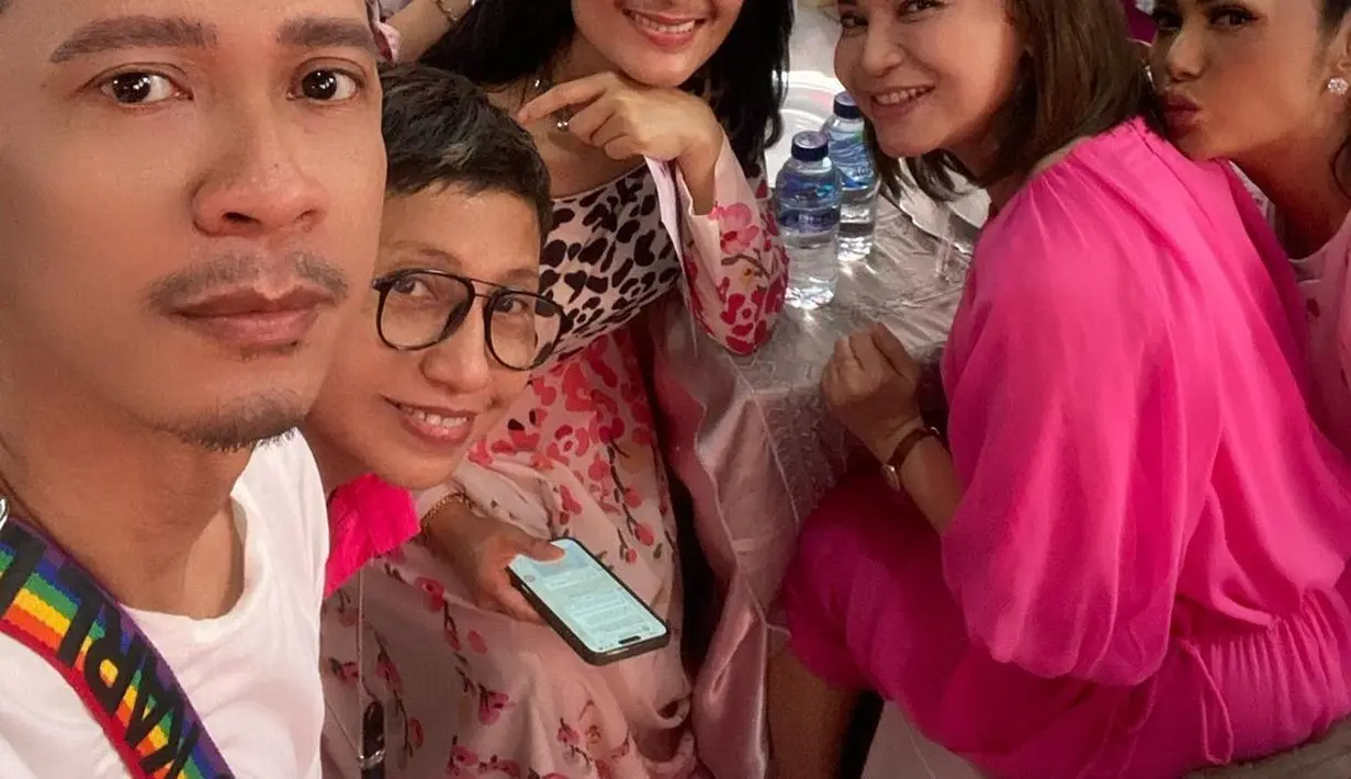 Hadir juga penyanyi dangdut senior Iis Dahlia, Agus Wisman,. Potret selfie Aming bersama Isda, Rossa dan penyanyi dan anggota DPR, Krisdayanti. [Instagram/amingisback/rahulgobeltukangphoto]