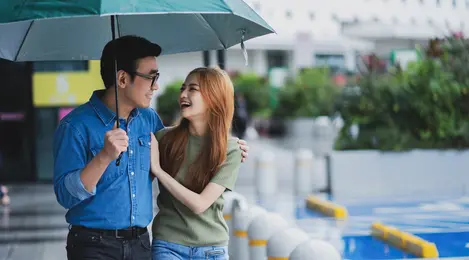 perempuan dan pasangan pakai payung